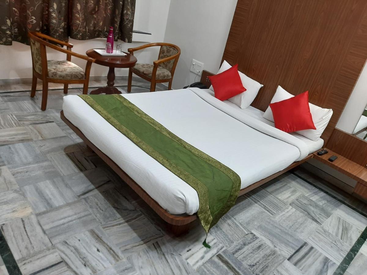 City Palace Hotel होटल सिटी पैलेस Нашик Екстер'єр фото